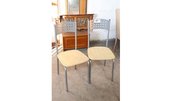 2 stoelen vv houten zitting